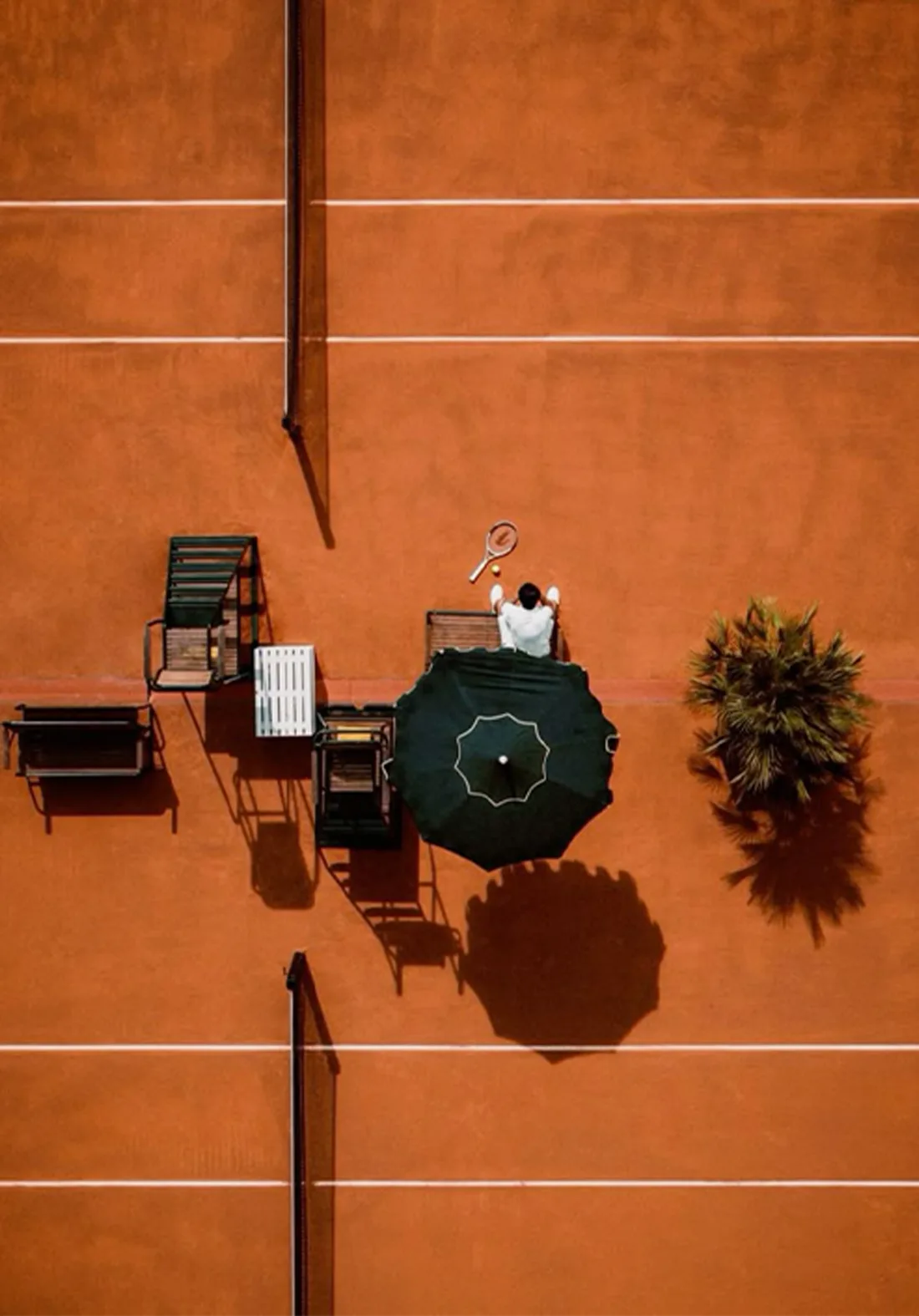 Вигляд зверху на корт і зону відпочинку